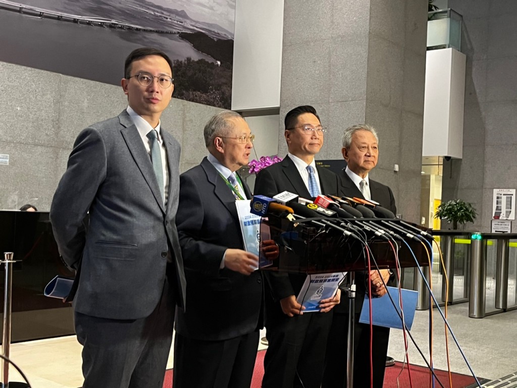 自由党建议当局以短期措施方式向香港永久性居民开徵「海陆空离境税」。黄子龙摄