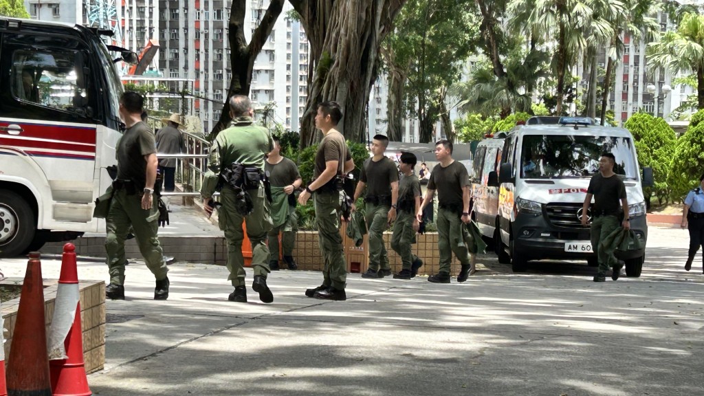 警方、消防、民安隊、香港守望者服務團等合共逾200人,在獅子山郊野公園燒烤場集合,再次出發上山搜索郭女蹤影。 警方、消防、民安隊、香港守望者服務團等合共逾200人,在獅子山郊野公園燒烤場集合,再次出發上山搜索郭女蹤影。