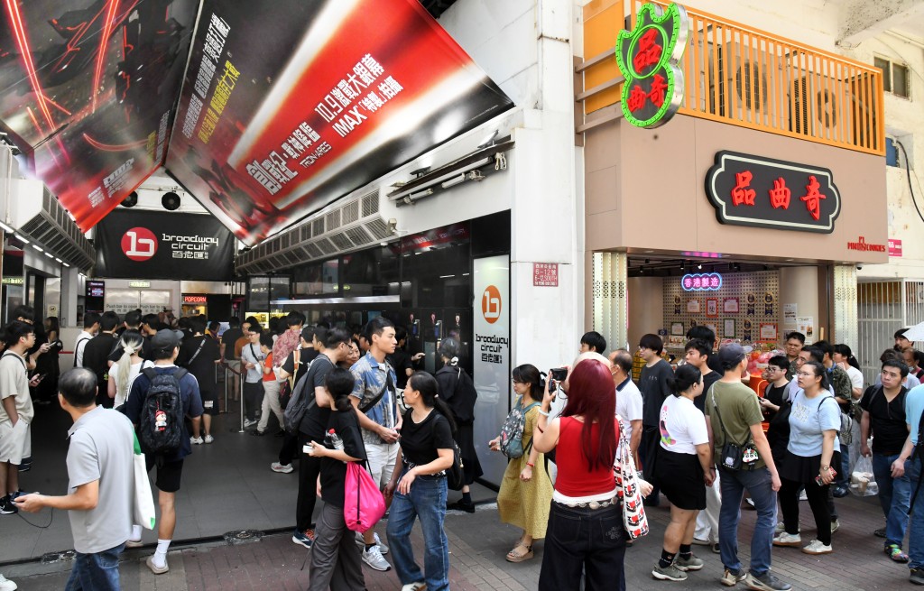旺角一所戲院有大批市民與旅客購票或等待入場看戲。
