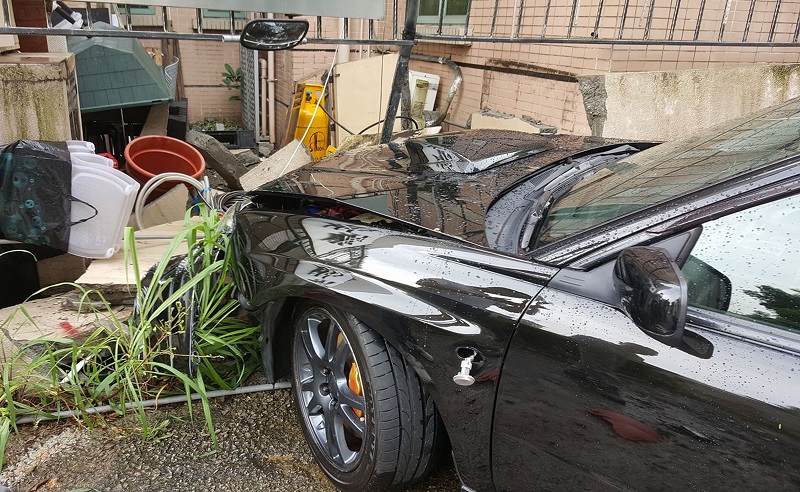 被密斗車撞的私家車撼穿牆。