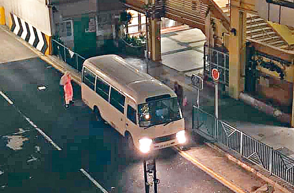 警方安排車輛將老翁送往隔離營。