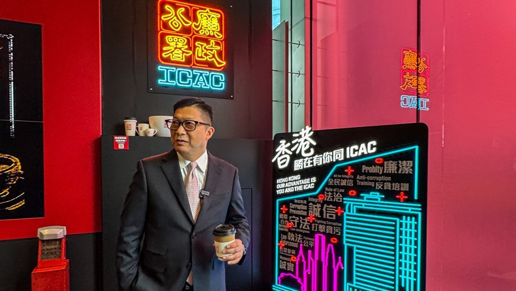 鄧炳強到廉署，歎返杯名物廉署咖啡。鄧炳強FB