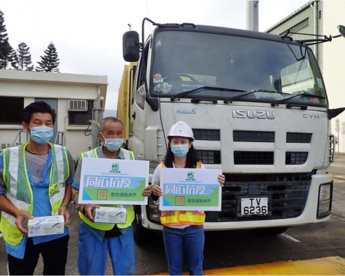 環保署向使用廢物轉運站及堆填區的廢物運輸車輛司機派送口罩。環保署圖片
