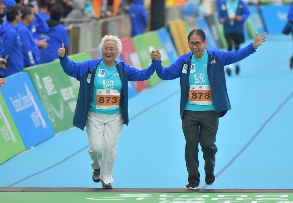 朱太與會長梁智鴻醫生代表香港防癌會，參與二○一九年渣馬領袖盃。