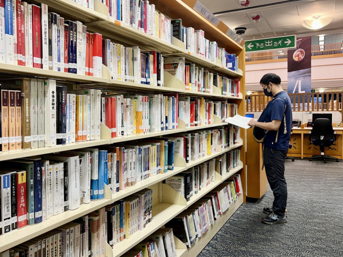 图书馆书簪下架风波，连一些非政治类书籍都受牵连，被认为是「宁左勿右」风盛行的一个显例。（资料图片）