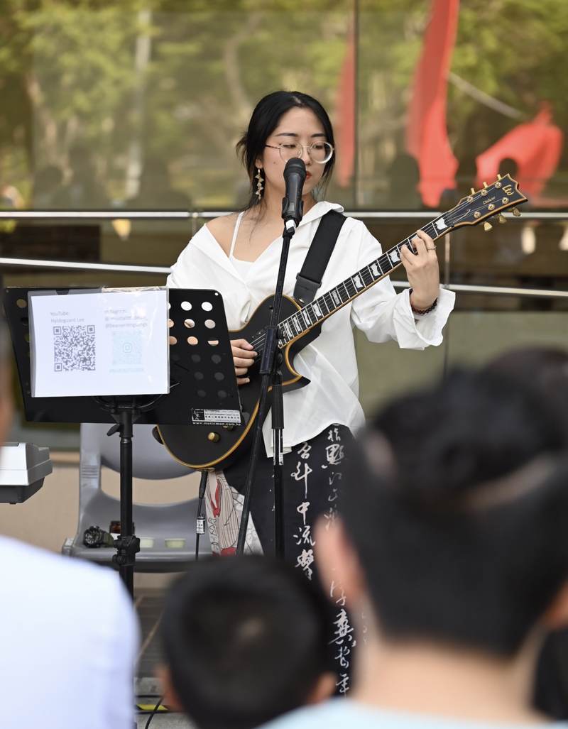 李紫昕以歌唱形式呼籲大家參與二手拍賣，以實際行動支持環保。