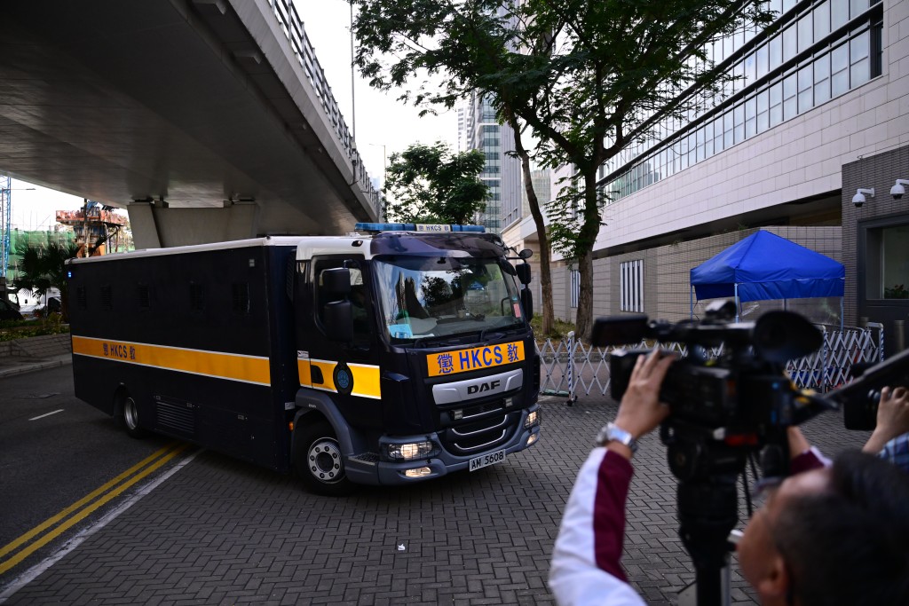 張劍虹中午前亦由囚車送抵法院。陳極彰攝