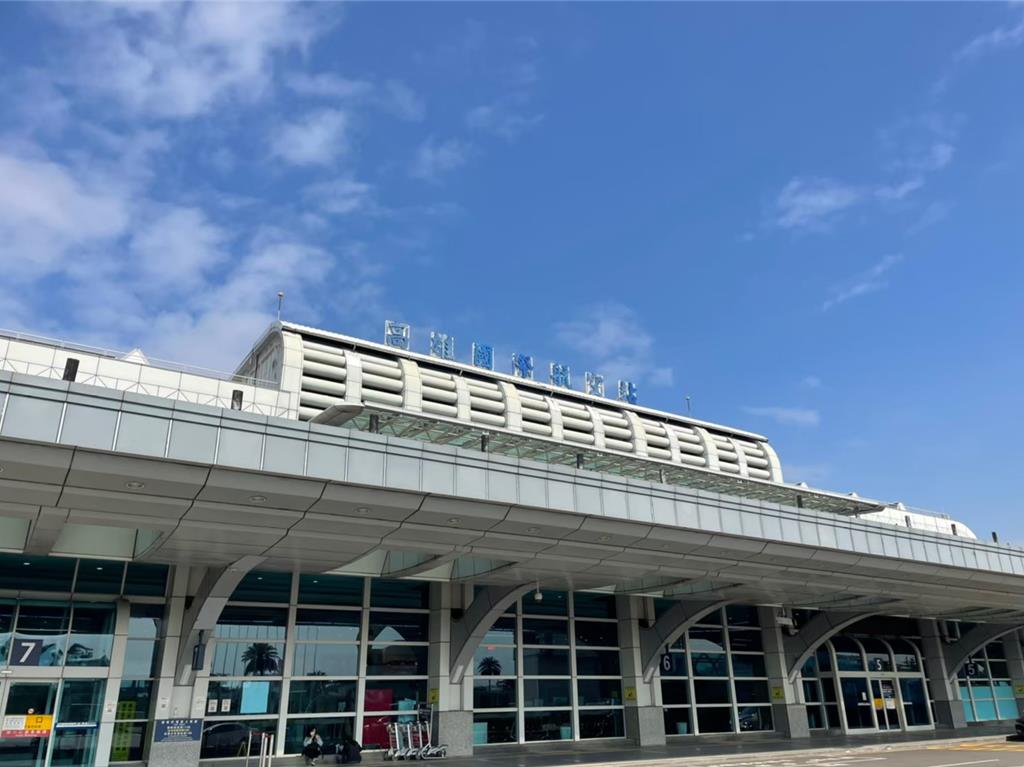 香港吳姓男子偷運10公斤大麻入台灣,在高雄機場被捕。中時 香港吳姓男子偷運10公斤大麻入台灣,在高雄機場被捕。中時