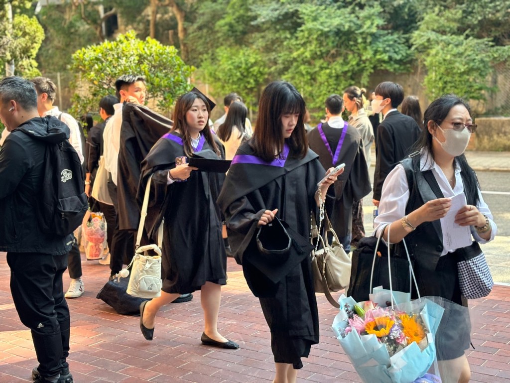 樹仁大學今日舉辦第49屆學士畢業禮。