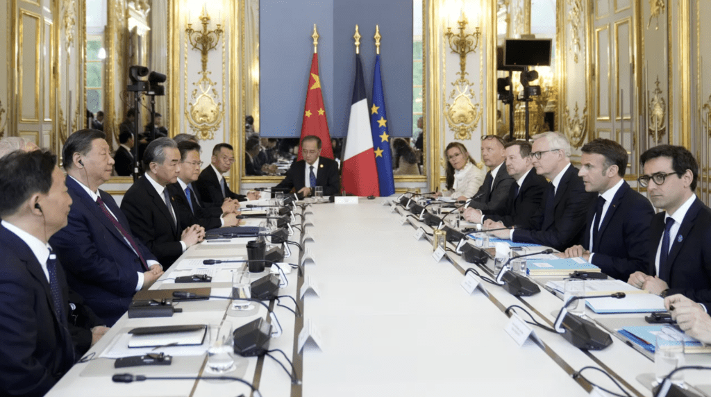 國家主席習近平（左二）法國總統馬克龍（右二）進行雙邊會談。美聯社