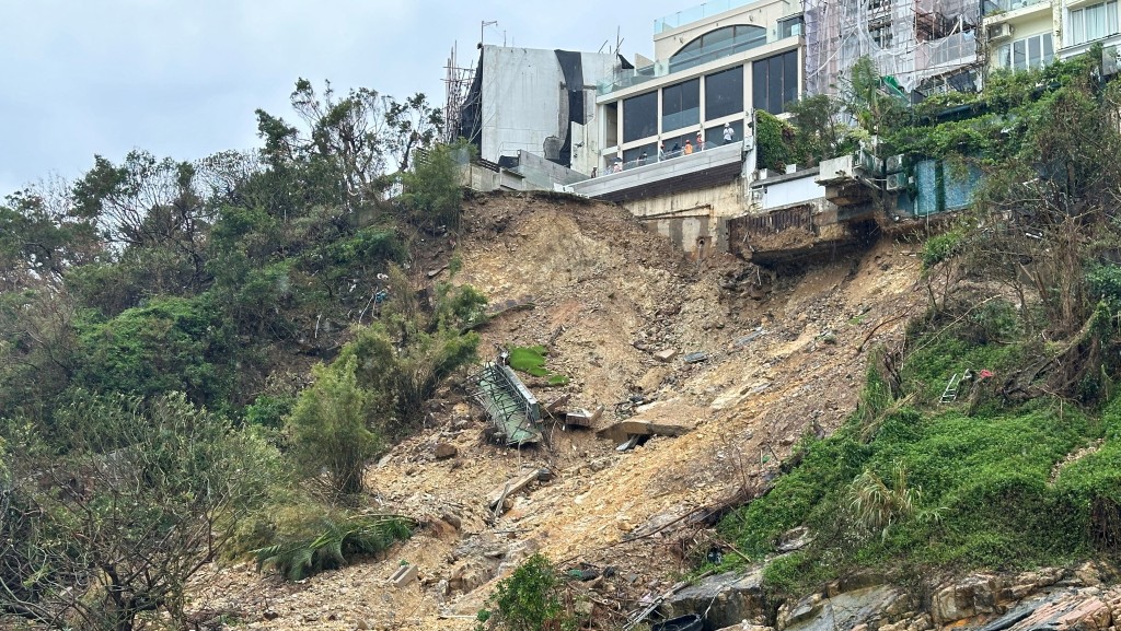 紅山半島多間獨立屋於2023年9月的山泥傾瀉事件中，遭揭發涉及違例僭建。資料圖片  