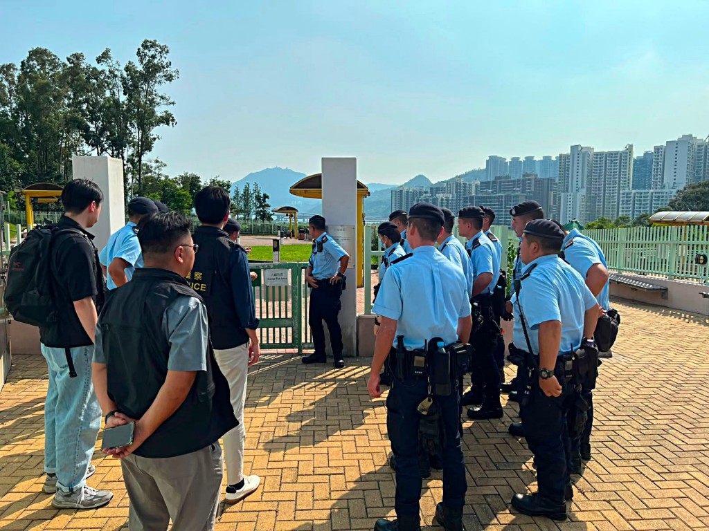 將軍澳警區動物罪案警察專隊在場搜證。警方提供 將軍澳警區動物罪案警察專隊在場搜證。警方提供