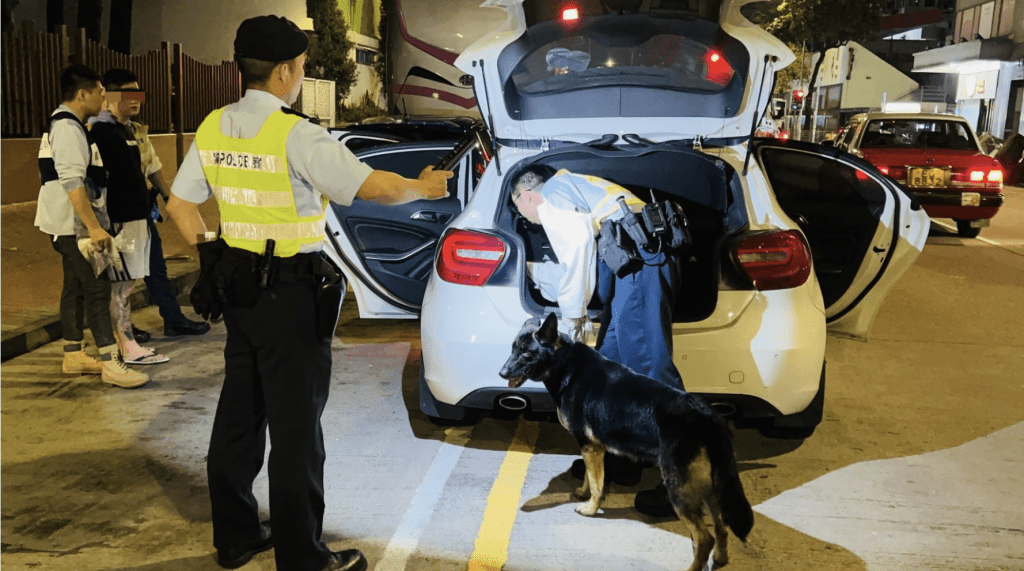 警方出動緝毒犬對車輛進行詳細搜查。蔡楚輝攝