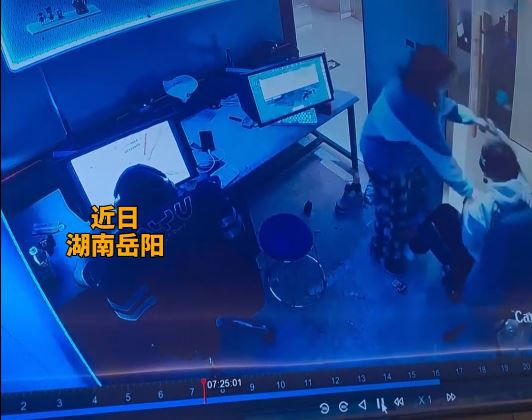 岳陽男子包房打機期間，被闖入的女子猥褻。@河南法制報