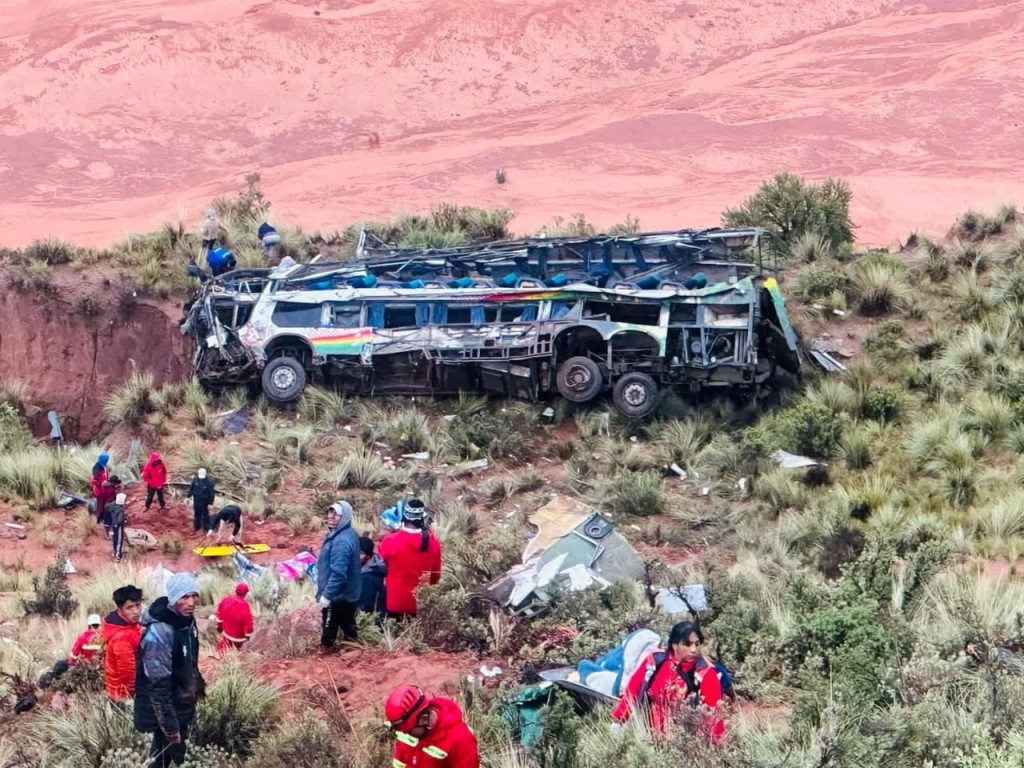 玻利維亞一輛巴士與一輛皮卡車相撞後墜入山谷，造成至少31人死亡。路透社