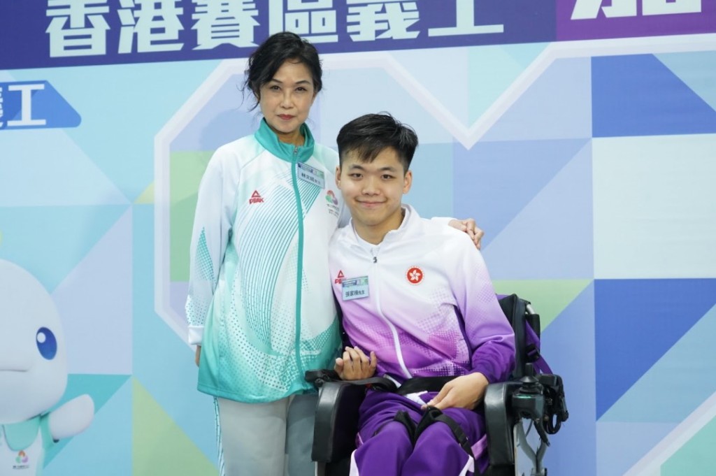 義工林文結(左)是香港硬地滾球代表隊成員張家棟(右)的媽媽,母子一起見證全運盛事。 義工林文結(左)是香港硬地滾球代表隊成員張家棟(右)的媽媽,母子一起見證全運盛事。