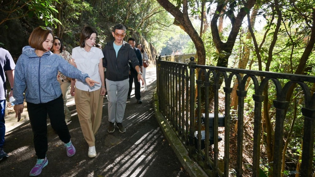 旅遊專員偕議員實地視察山頂光影匯，承諾平衡生態與旅遊效益。文化體育及旅遊局FB圖片