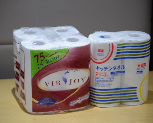 左：「唯潔雅」、「Daiso」。