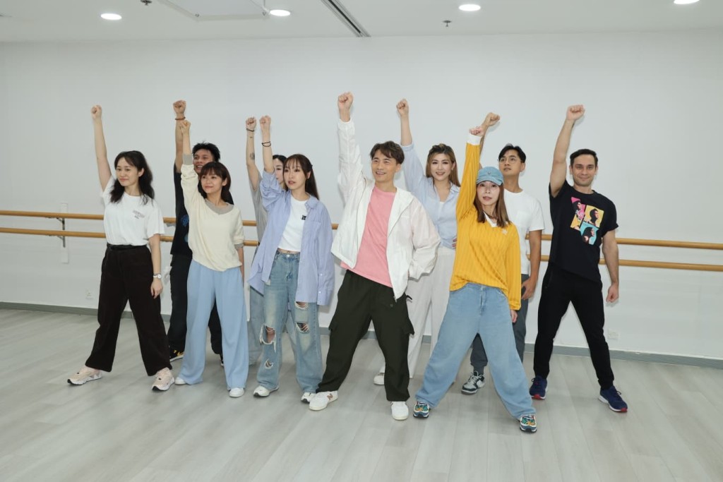 葉巧琳嫌棄拍檔黃劍文(粉紅衫)太健碩。 葉巧琳嫌棄拍檔黃劍文(粉紅衫)太健碩。