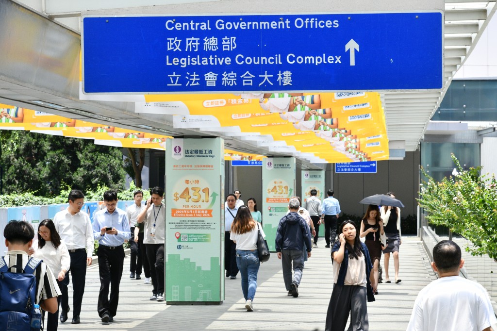 馮傳宗期望,行政長官及行政會議可以額外關顧中層及基層公務員。 馮傳宗期望,行政長官及行政會議可以額外關顧中層及基層公務員。