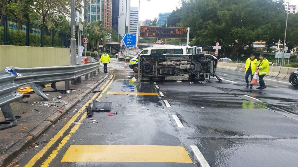 客貨車在天雨路滑下失控翻側。