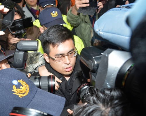 王炳忠被帶走。