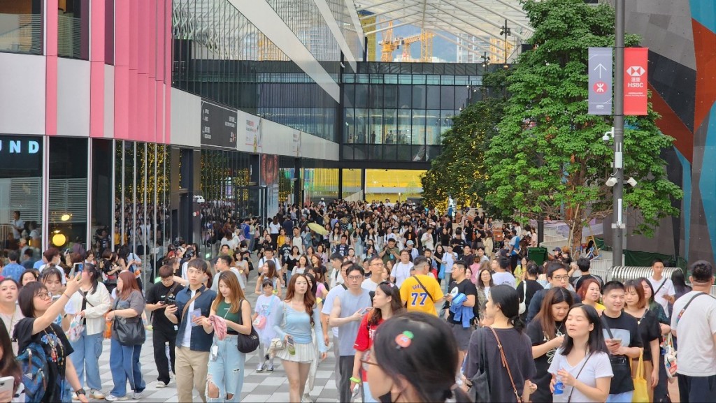 體育園成為新地標,強大人流帶動園區的零售額增長。 體育園成為新地標,強大人流帶動園區的零售額增長。