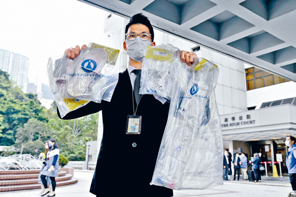 警方在庭外向傳媒展示涉案證物。