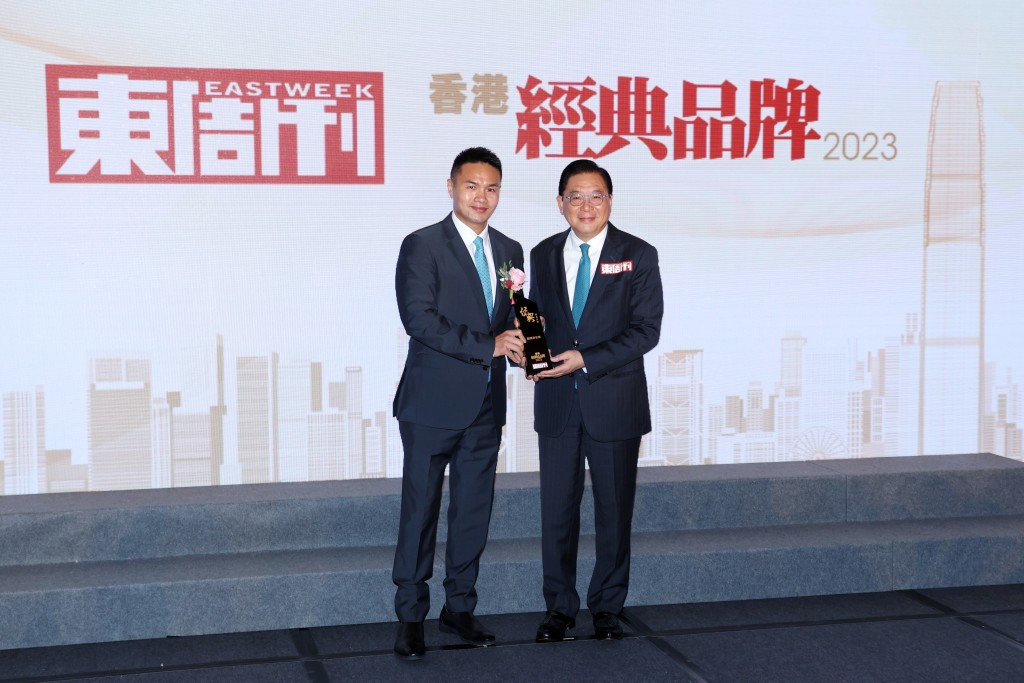 觀瀾湖集團獲頒「經典品牌」大獎，由集團主席兼行政總裁朱鼎健（左）上台領獎。