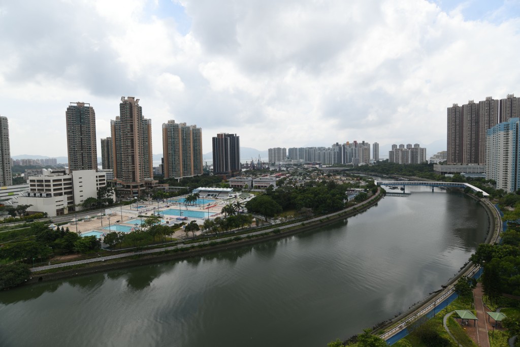 單位外望區內市景及翠綠山林景，景觀不俗。