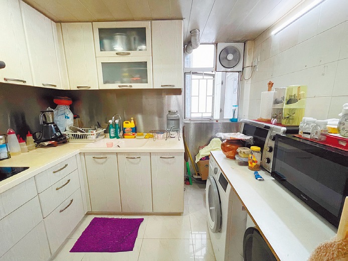 廚房空間可容納多人一起煮食，配置基本設備。