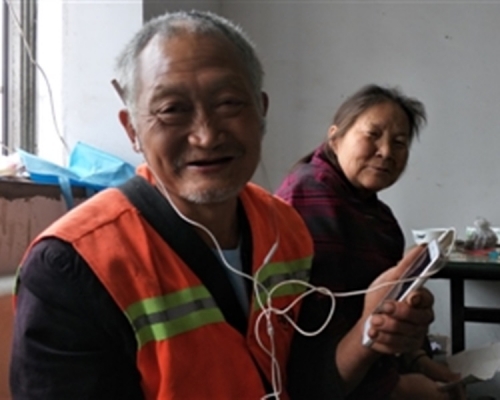 任興裕(前)拒絕接受學生眾籌送手機。網上圖片