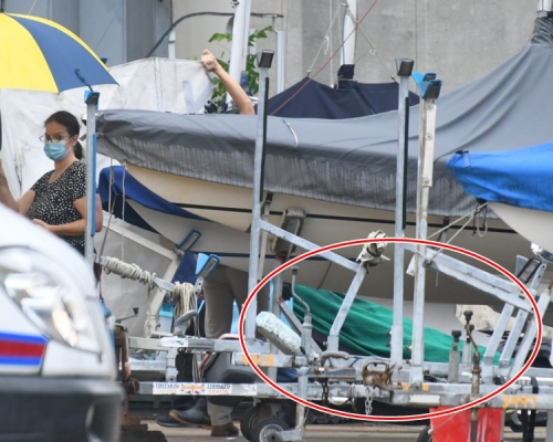 遺體運送上黑箱車運走。楊偉亨攝