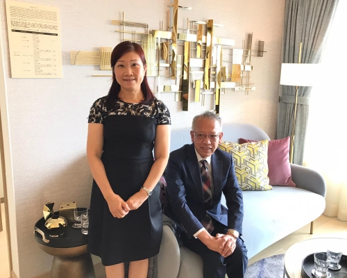 華懋吳崇武(右)稱，集團旗下元朗朗城滙將推新優惠吸客。(旁為陳慕蘭)



