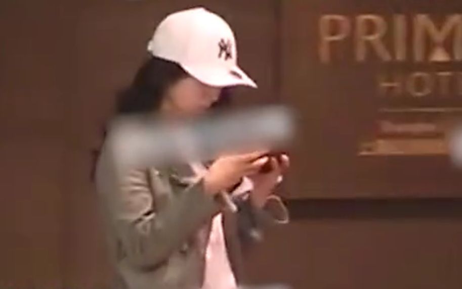 当日，杨幂先行入住上海某酒店