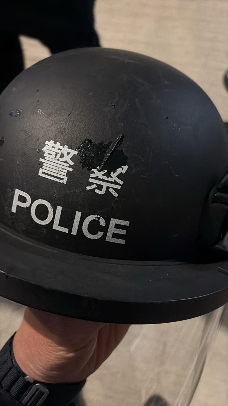 有警員的頭盔留下一條刀痕,可見女子用力相當猛。 有警員的頭盔留下一條刀痕,可見女子用力相當猛。