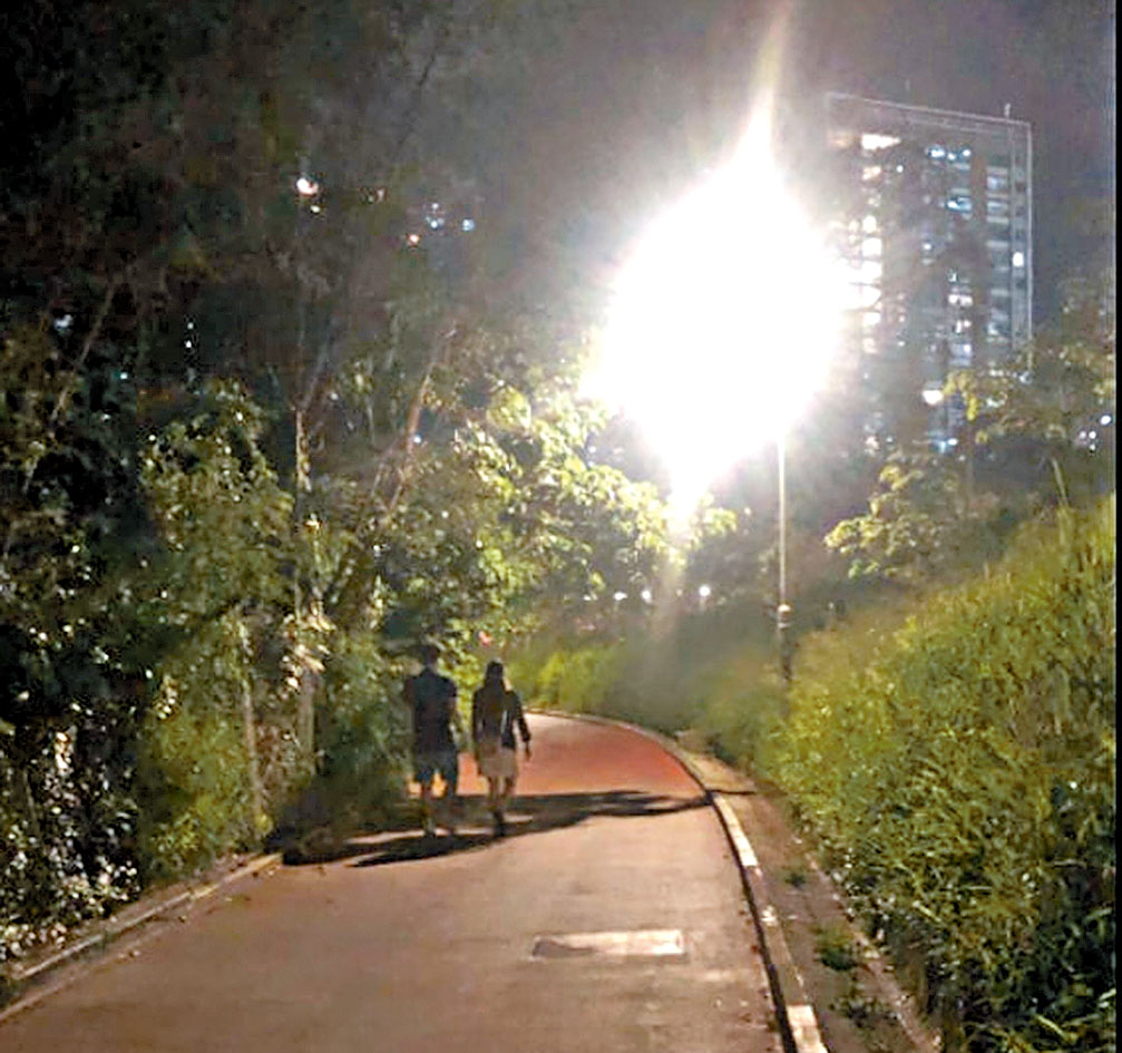 出現單車色魔的屯門湖山路燈光昏暗。