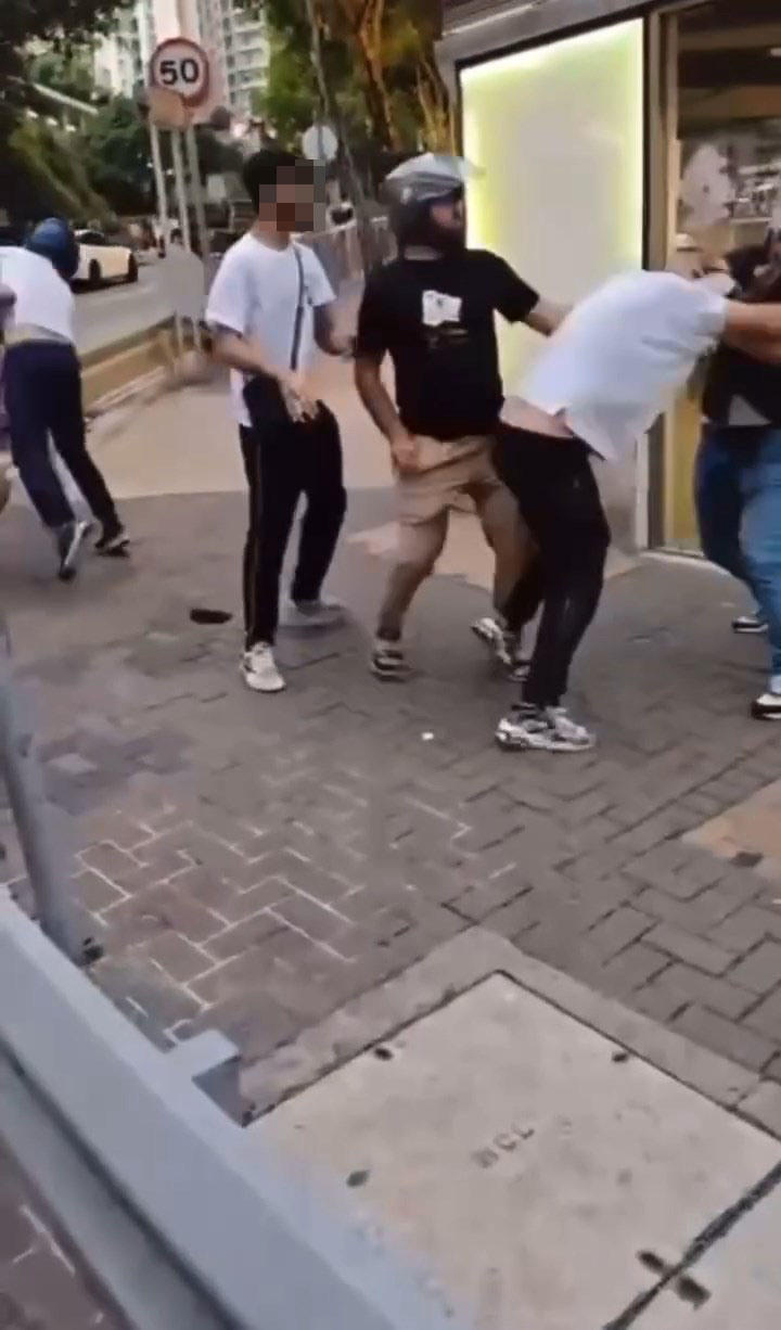 一名同鄉在旁勸交,但眾人未有理會。 一名同鄉在旁勸交,但眾人未有理會。