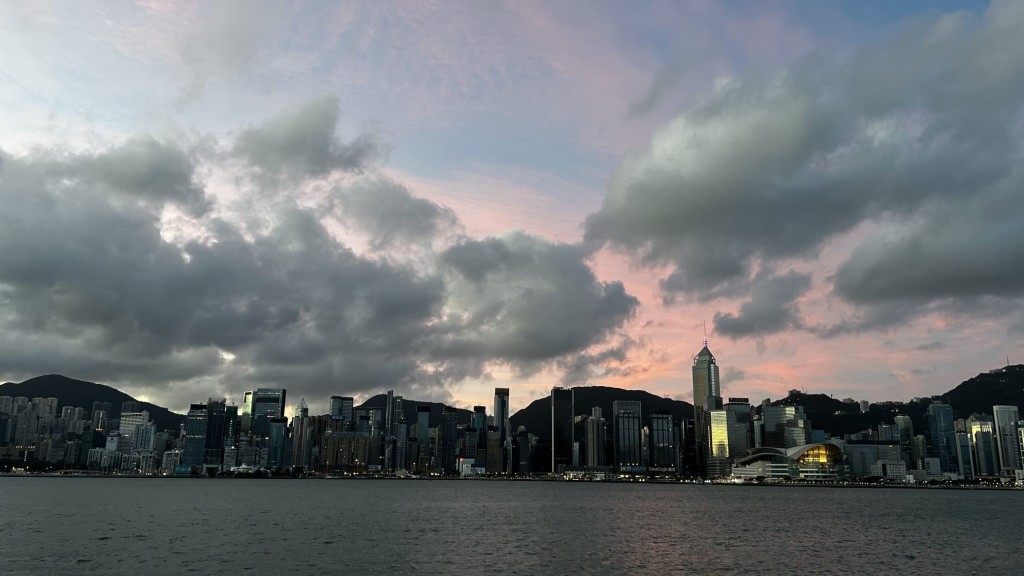 本港地區今日部分時間有陽光，早上有一兩陣驟雨。蔡楚輝攝