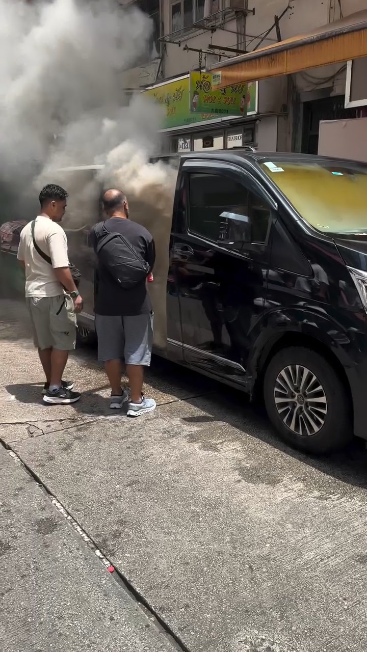 濃煙籠罩大南街街頭。FB「Ashfaq Khokhar」片段截圖