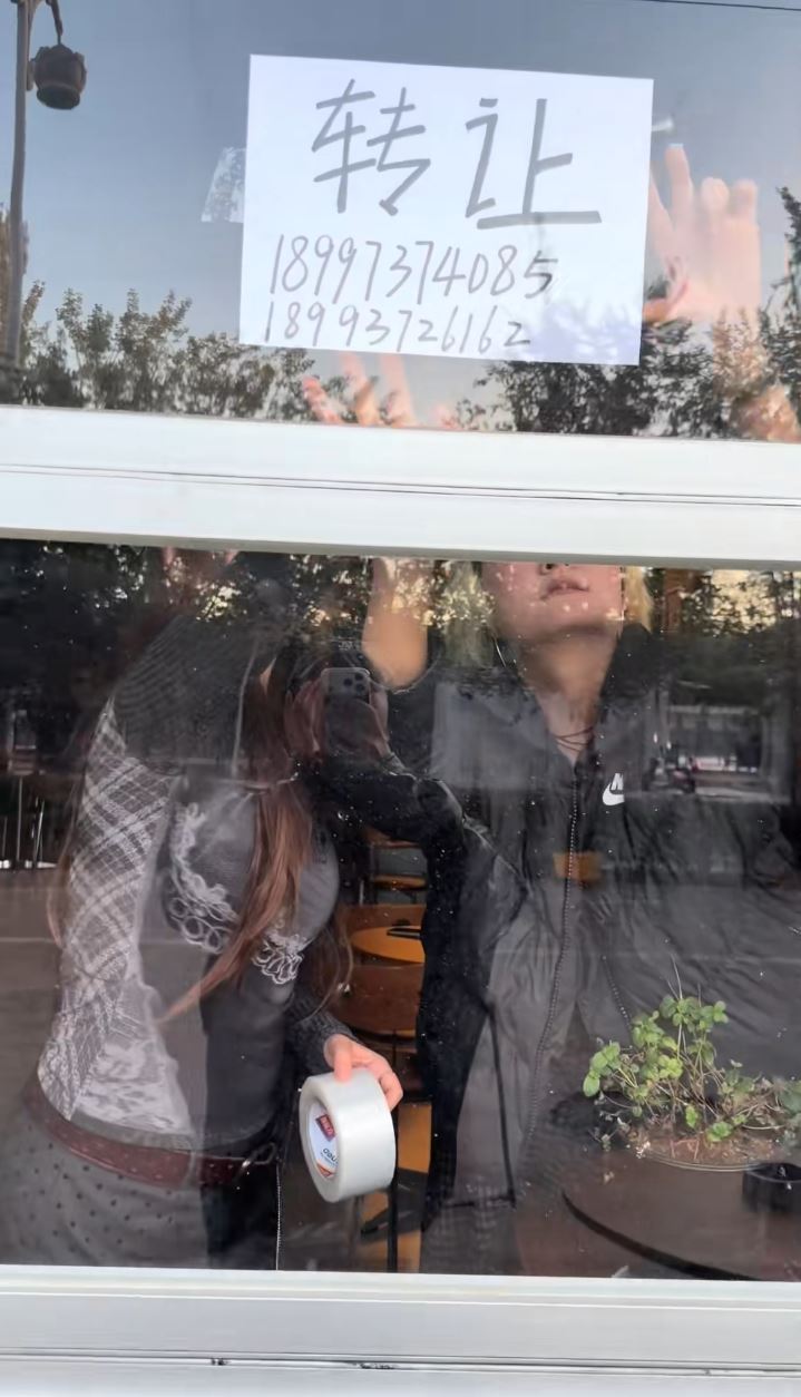 甘肃敦煌2女子以150万人民币开设女性友好的无烟酒吧，开心执笠。