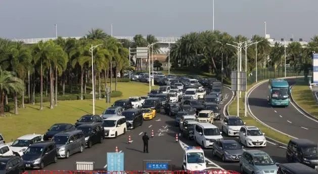 經港珠澳大橋口岸進出境港澳客車數量大幅增加。微博