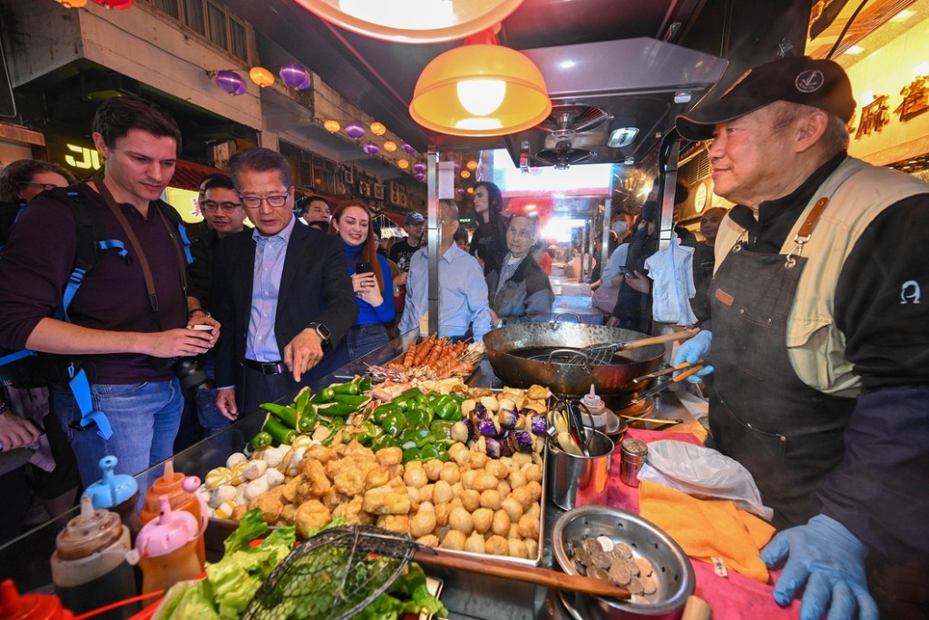 陳茂波昨天到廟街跟旅客一起分享攤檔美食，為他們介紹廟街歷史以及本地的小食文化。陳茂波網誌