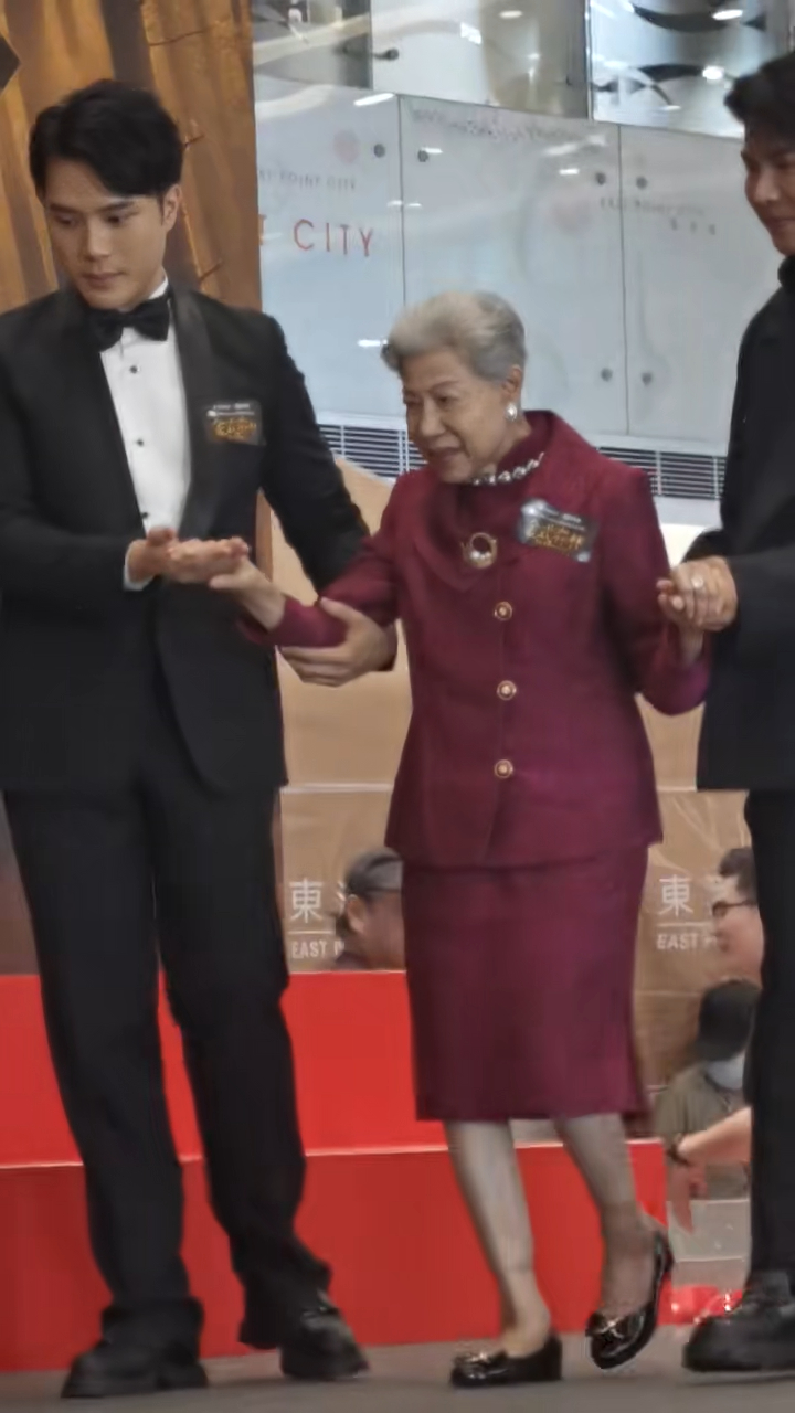 羅蘭去年現身TVB劇《金式森林》記者會。 羅蘭去年現身TVB劇《金式森林》記者會。