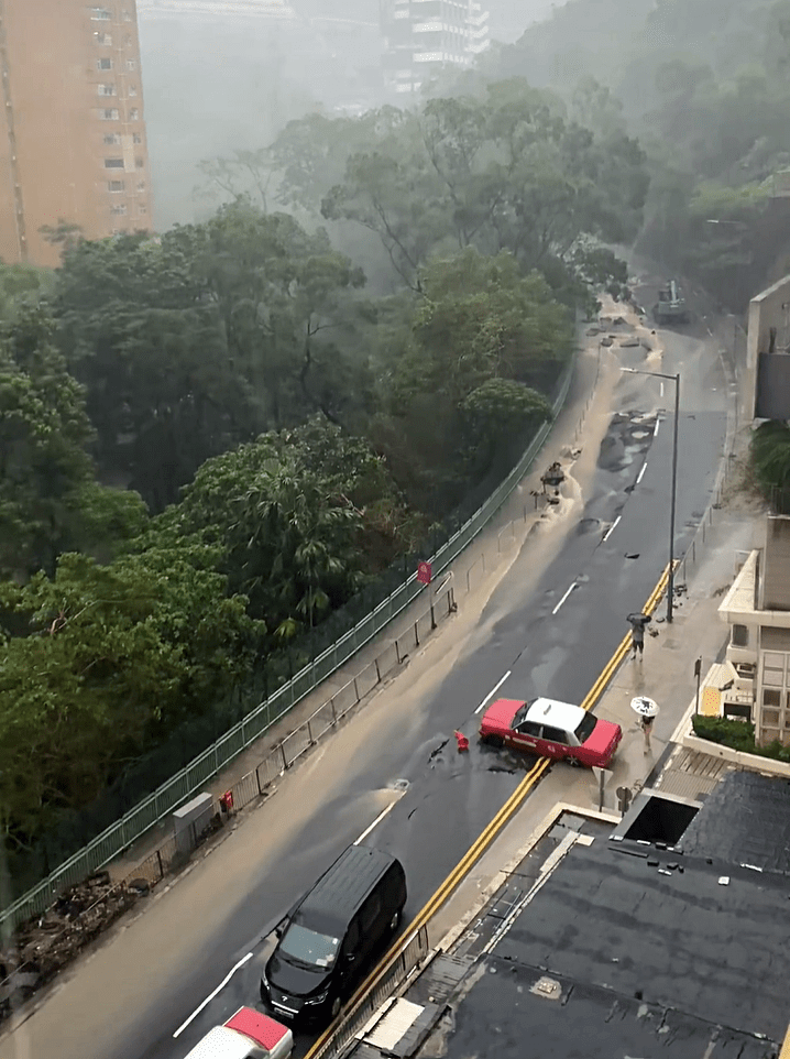 連城道黃雨期間發生路陷，有的士被困。fb：Chun Yu