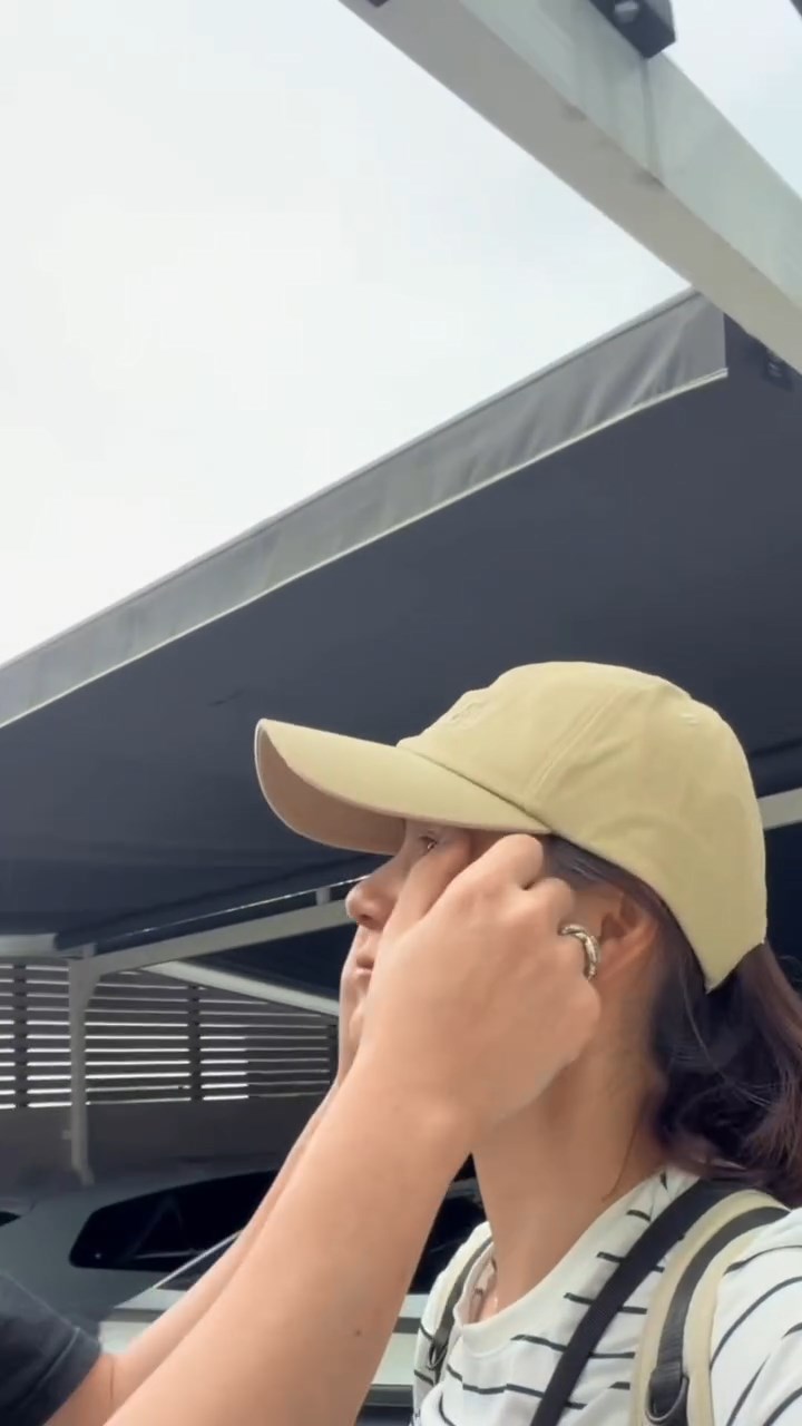 黃翠如在片中字幕寫道:「以往他出外工作,總喜歡給我這樣的驚喜,因為早一天的快樂,也就是多一天的快樂。」 黃翠如在片中字幕寫道:「以往他出外工作,總喜歡給我這樣的驚喜,因為早一天的快樂,也就是多一天的快樂。」
