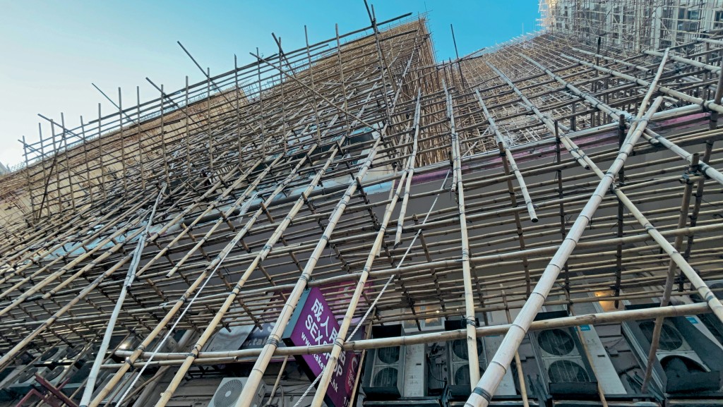 政府積極推進《建築物管理條例》的修訂工作，以加強打擊樓宇大維修工程圍標等問題。