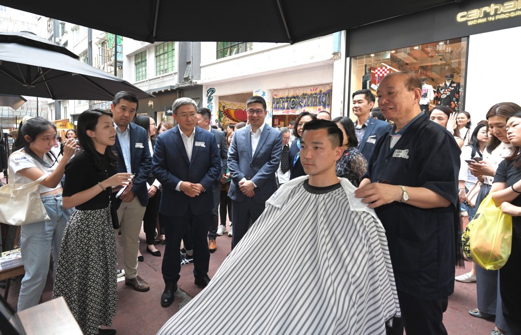 上海理髮店的老師傅和新派理髮店的年輕師傅同場各自為客人理髮。卓永興facebook圖片