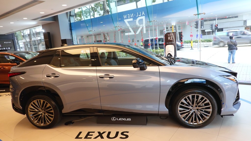 凌志Lexus RZ450e電動車追加Luxury標準新版，搭載71.4kWh鋰電及前後馬達四驅，輸出馬力312ps。