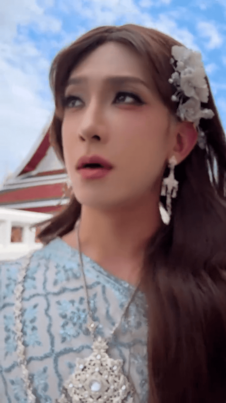 馮顯藝與男友人扮妓女。 馮顯藝與男友人扮妓女。